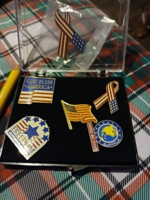SET OF 6 UNITED STATES PINS UNITED WE STAND FREEDOM 9/11/2001 GOD BLESS AMERICA - Image 1
