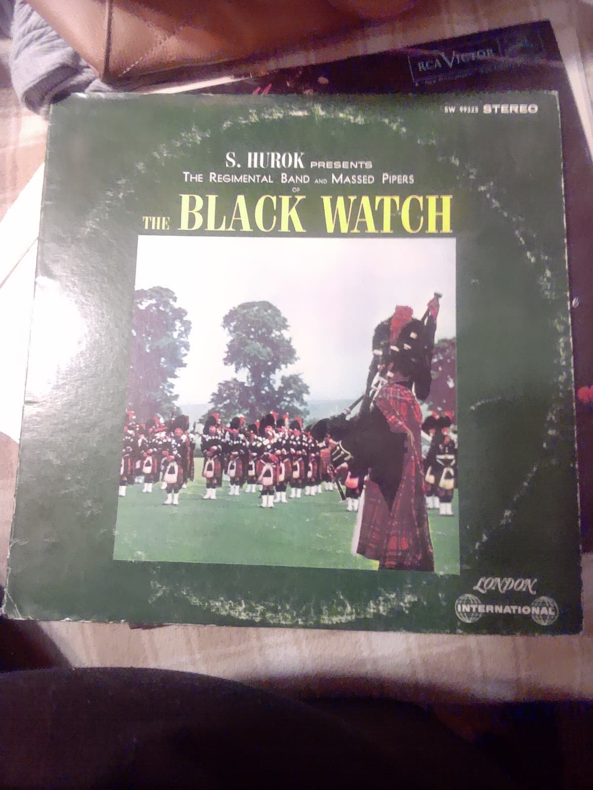 THE REGIMENTAL BAND AND MASSED PIPERS OF THE black watch VINYL LP LONDON INTERN - Image 1