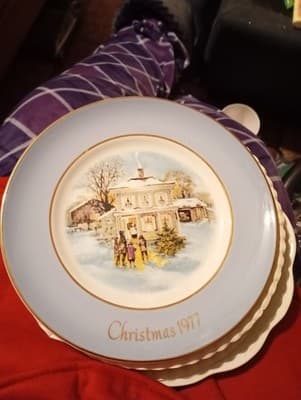 COLLECTIBLE AVON CHRISTMAS PLATE 1977 “CAROLLERS IN THE SNOW” 5TH ED - Image 1