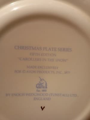 COLLECTIBLE AVON CHRISTMAS PLATE 1977 “CAROLLERS IN THE SNOW” 5TH ED - Thumbnail 2