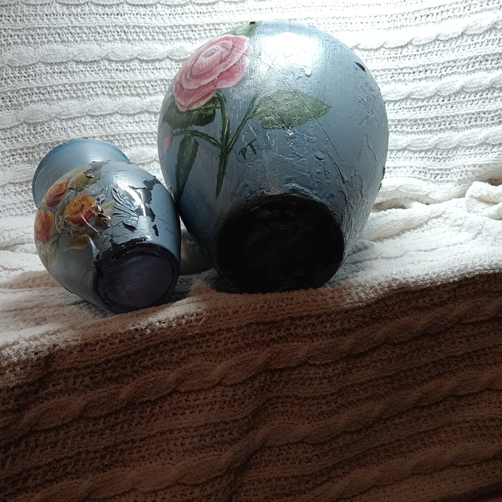 Blue glass vase with hand- painted floral decoration, vintage decorative art - Thumbnail 9