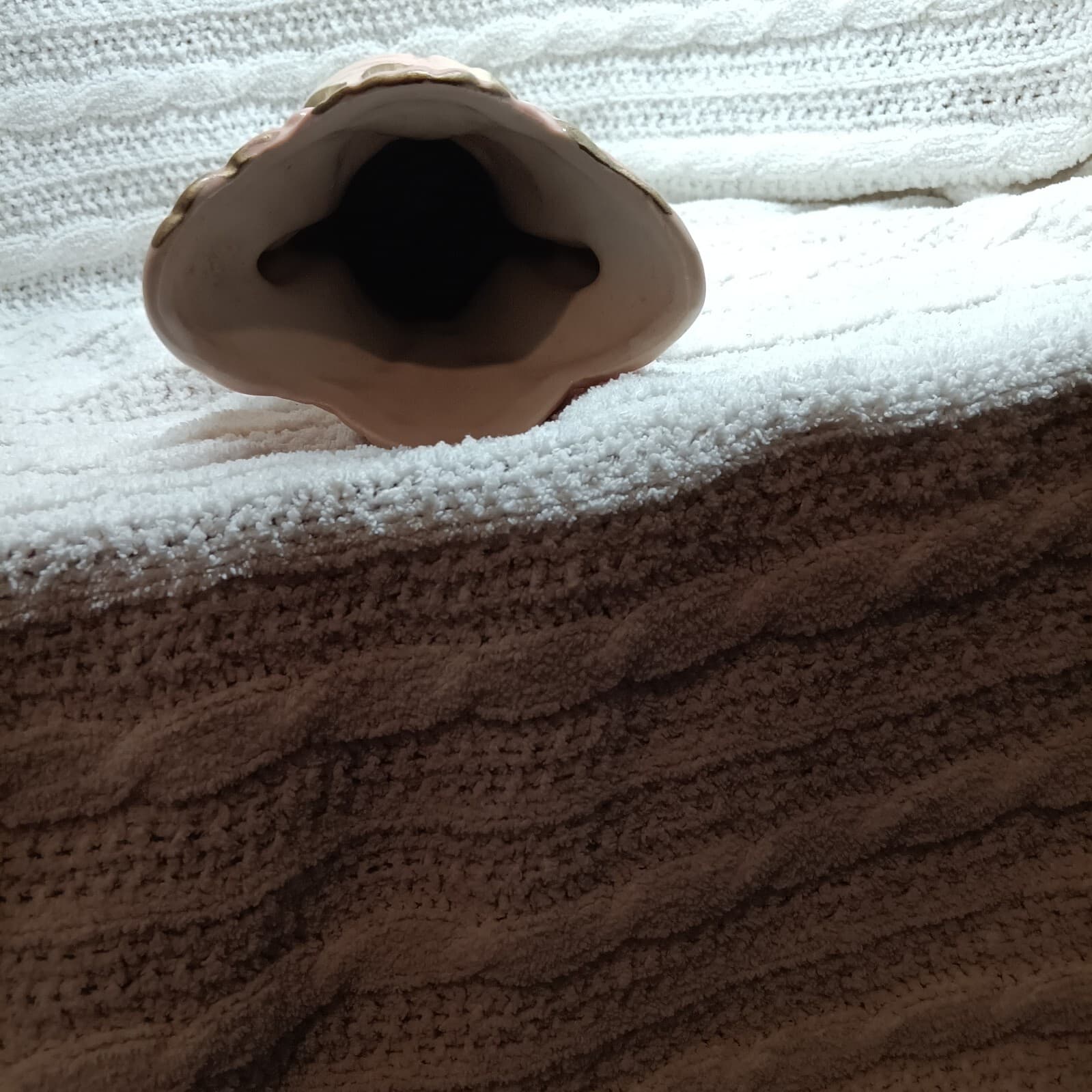 Ceramic vase, Hull Art Pottery Wildflower pattern double- handle vase - Thumbnail 5