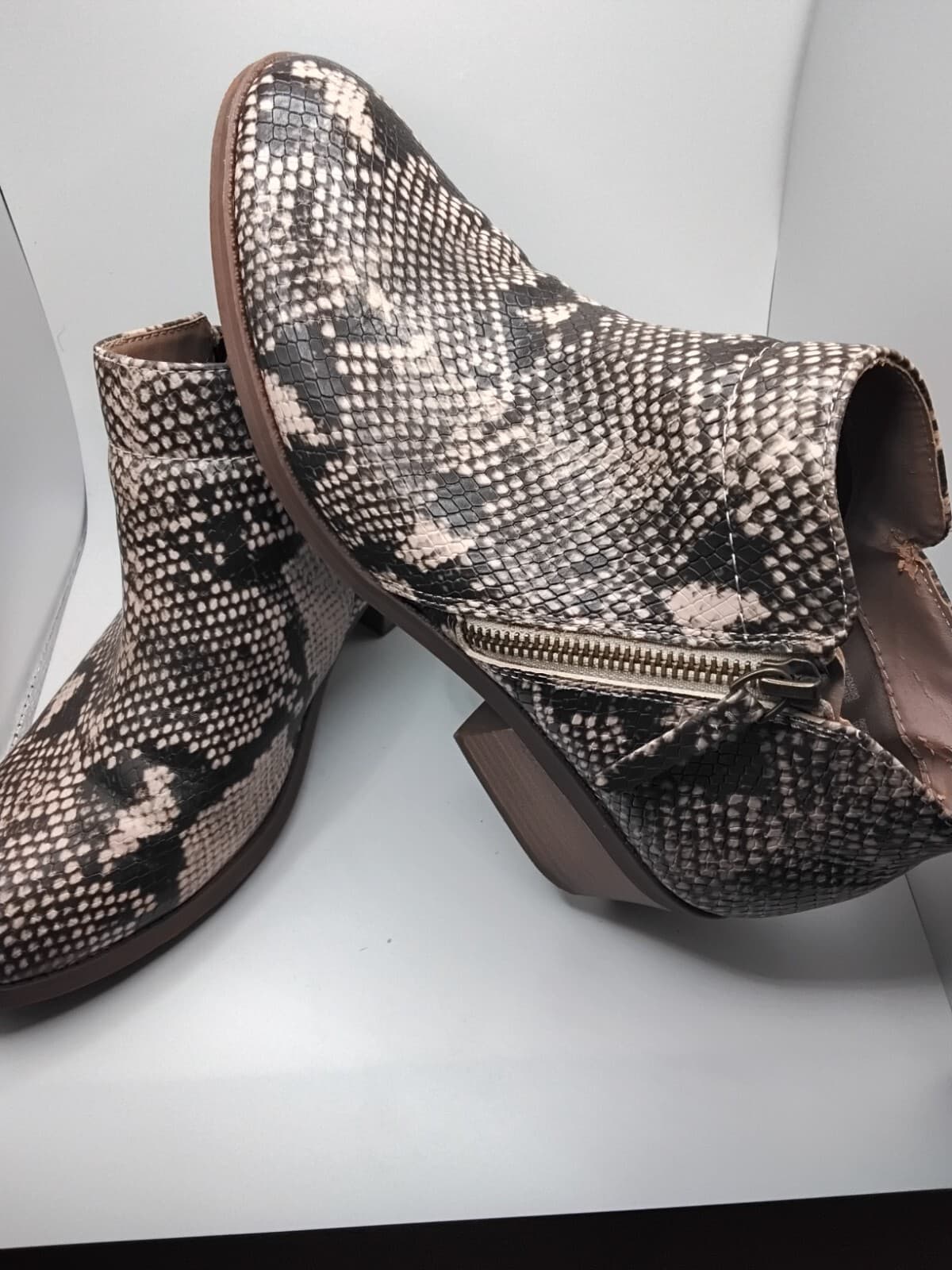 Faux snakeskin ankle boots with side zipper - Thumbnail 4