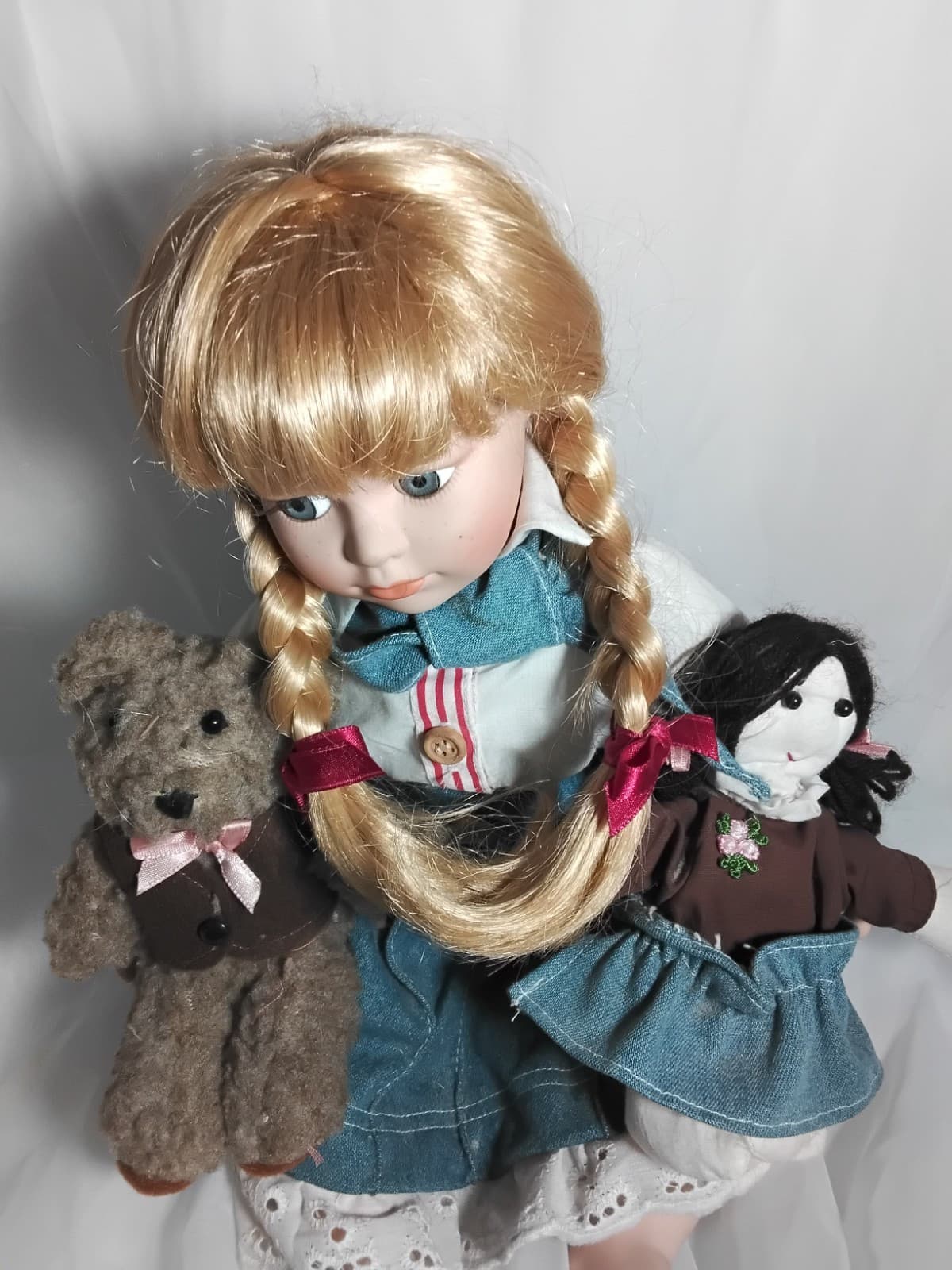 Porcelain collectible doll, Heritage Signature Collection w/ bear - Thumbnail 2