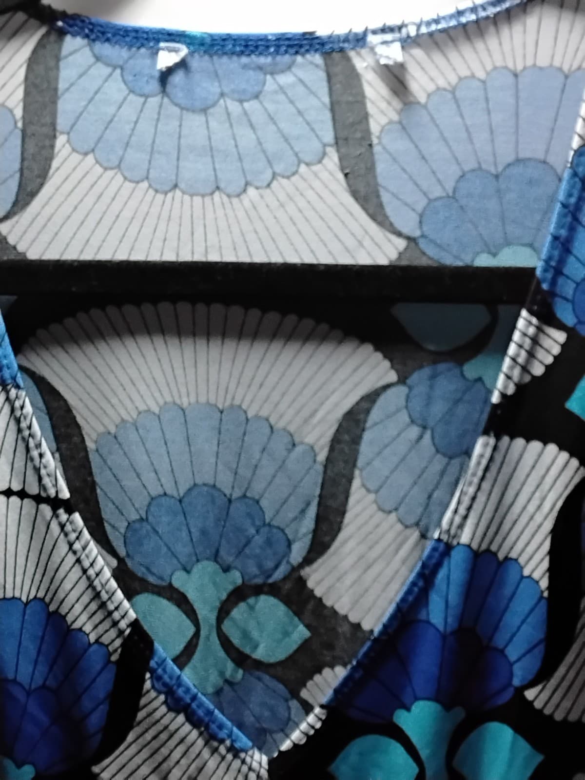 Polyester tunic top, geometric print, long sleeve V-neck 3x - Image 1