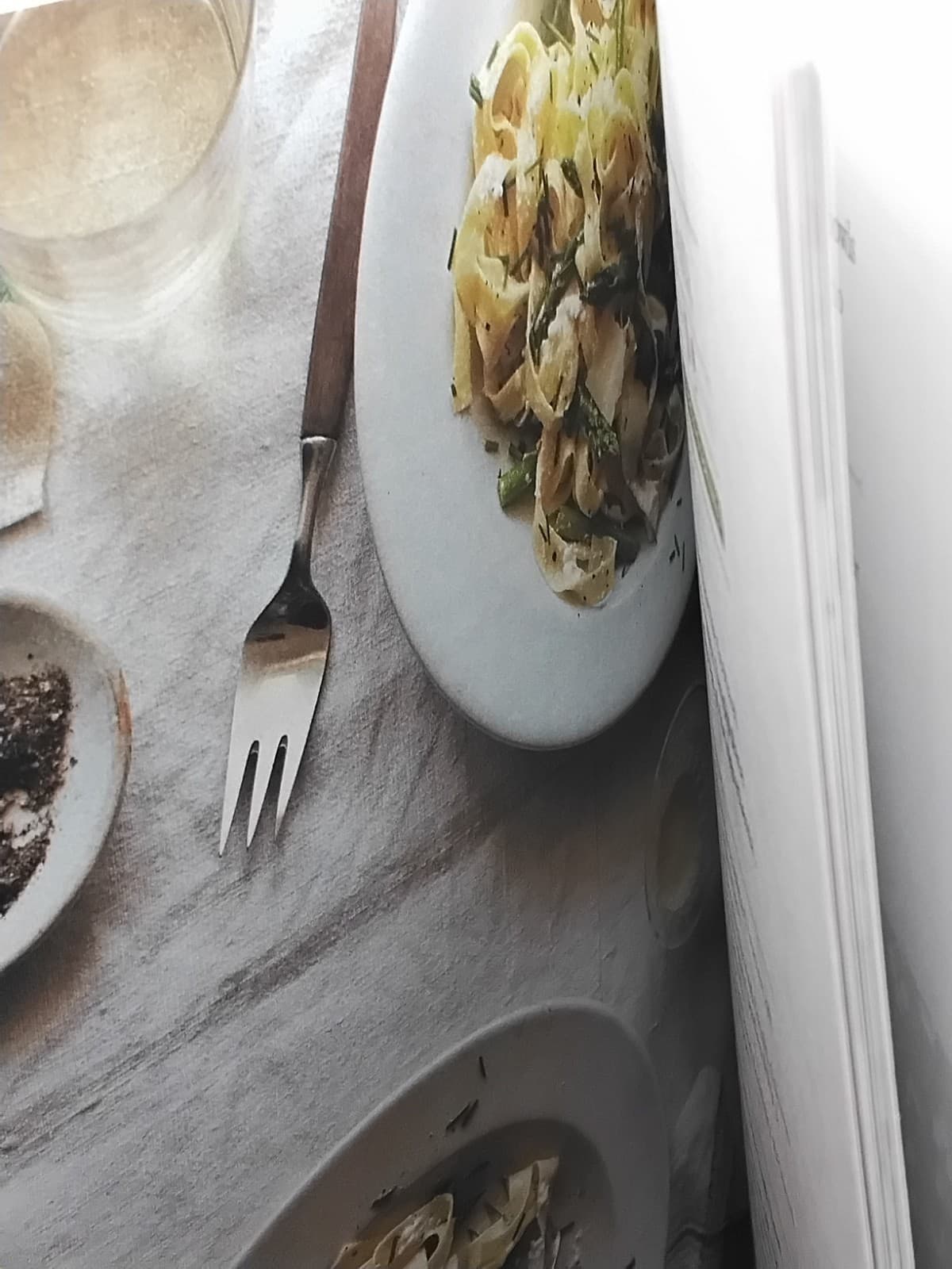 Handover cookbook, The Fresh Market 'Cooking in Season; 90 seasonal recipes - Thumbnail 5