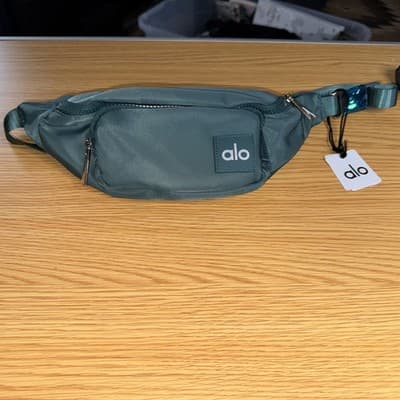 Alo Yoga Explorer Belt Bag Winter Ivy Crossbody Fanny Waist Pack Travel NWT