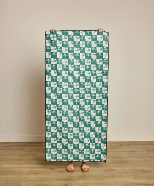 *NEW* Geometry La Brisa Green Beach Towel - Image 1