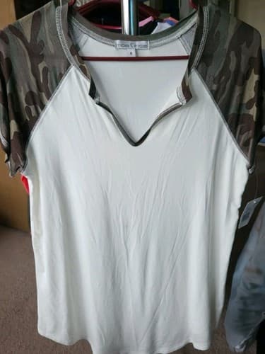 Fantastic Fawn Women's Size Medium Short Sleeve Tee,Ivory/Camo Sleeve. NWT. - Image 1