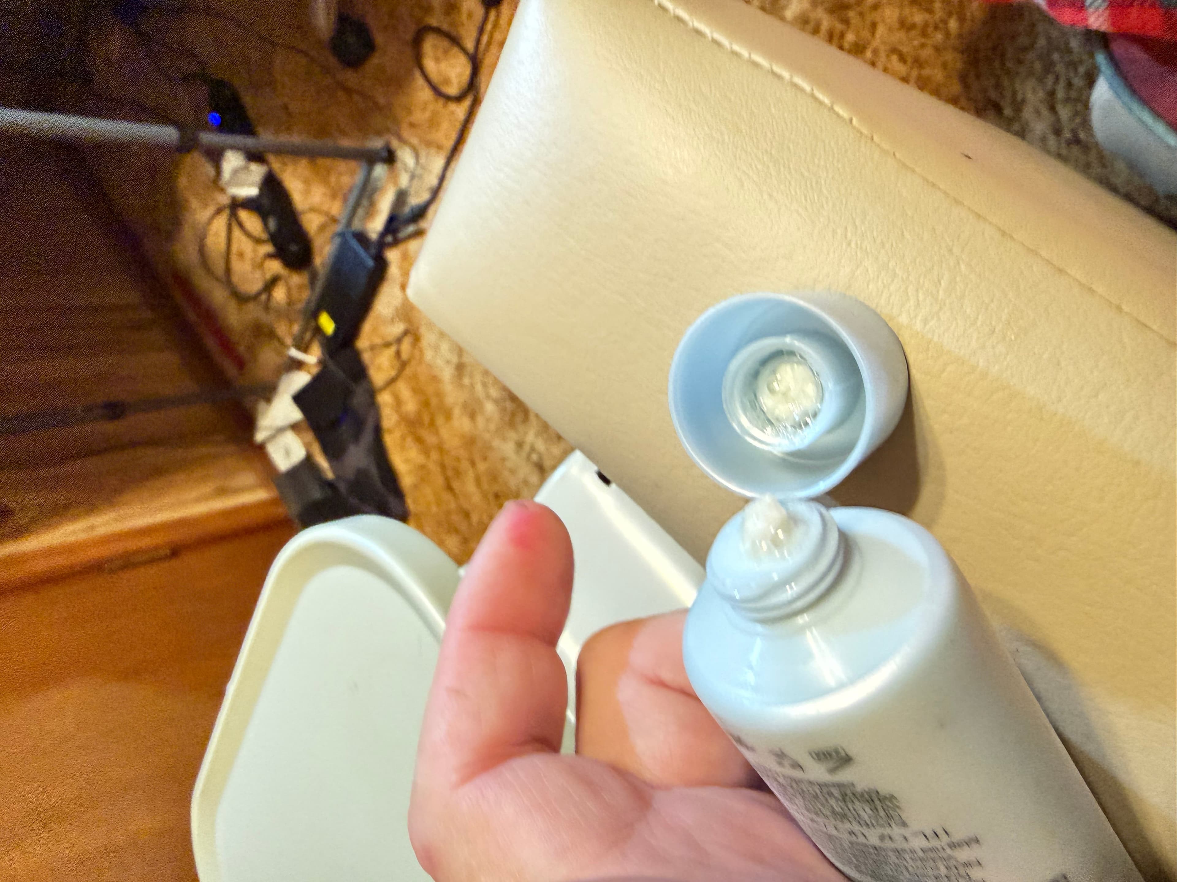 Estée Lauder Perfectly Clean Multi-Action Cleanser 5 oz - Thumbnail 3