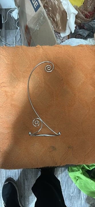 Spiral Bottom Ornament Stand, Silver New - Image 1