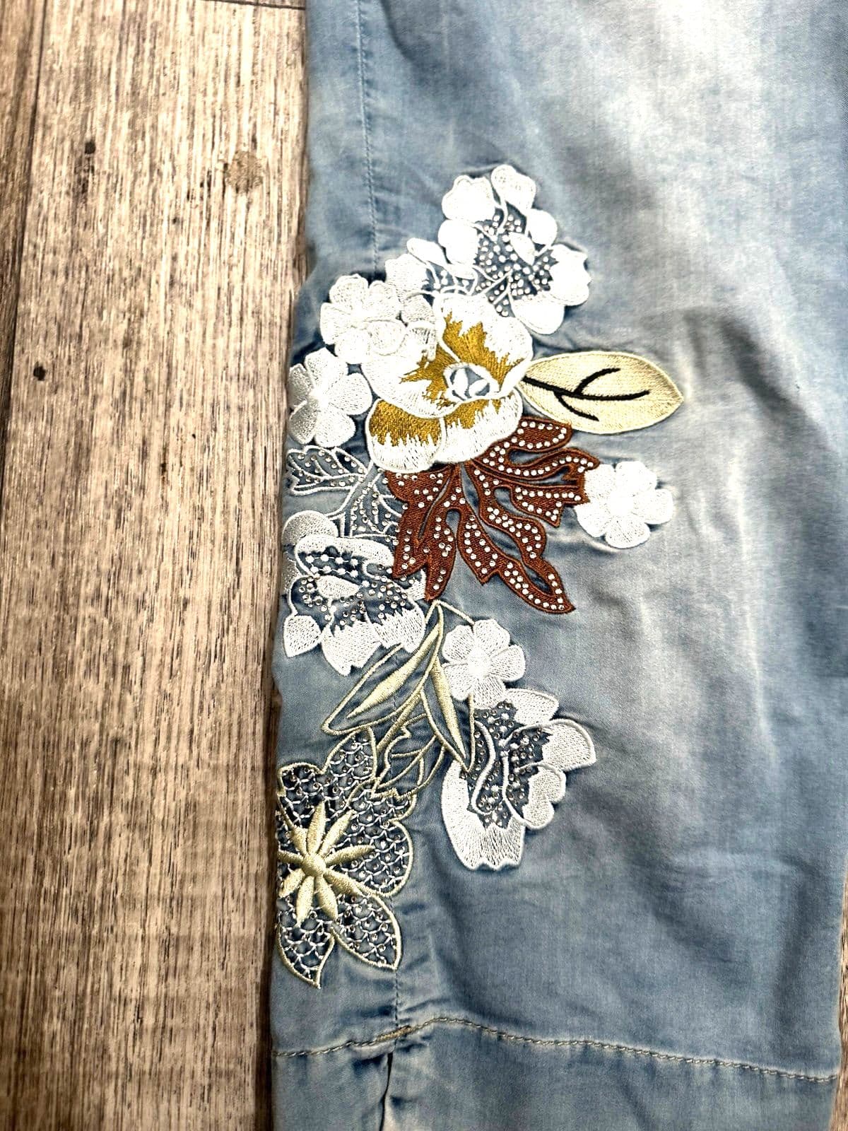 Capri jeans with embroidery, elastic waistband - Thumbnail 3