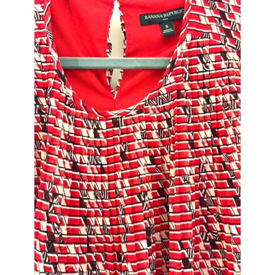 Banana Republic Red Lined Printed Sleeveless Blouse Pleated Flowy Blouse (S) - Thumbnail 7