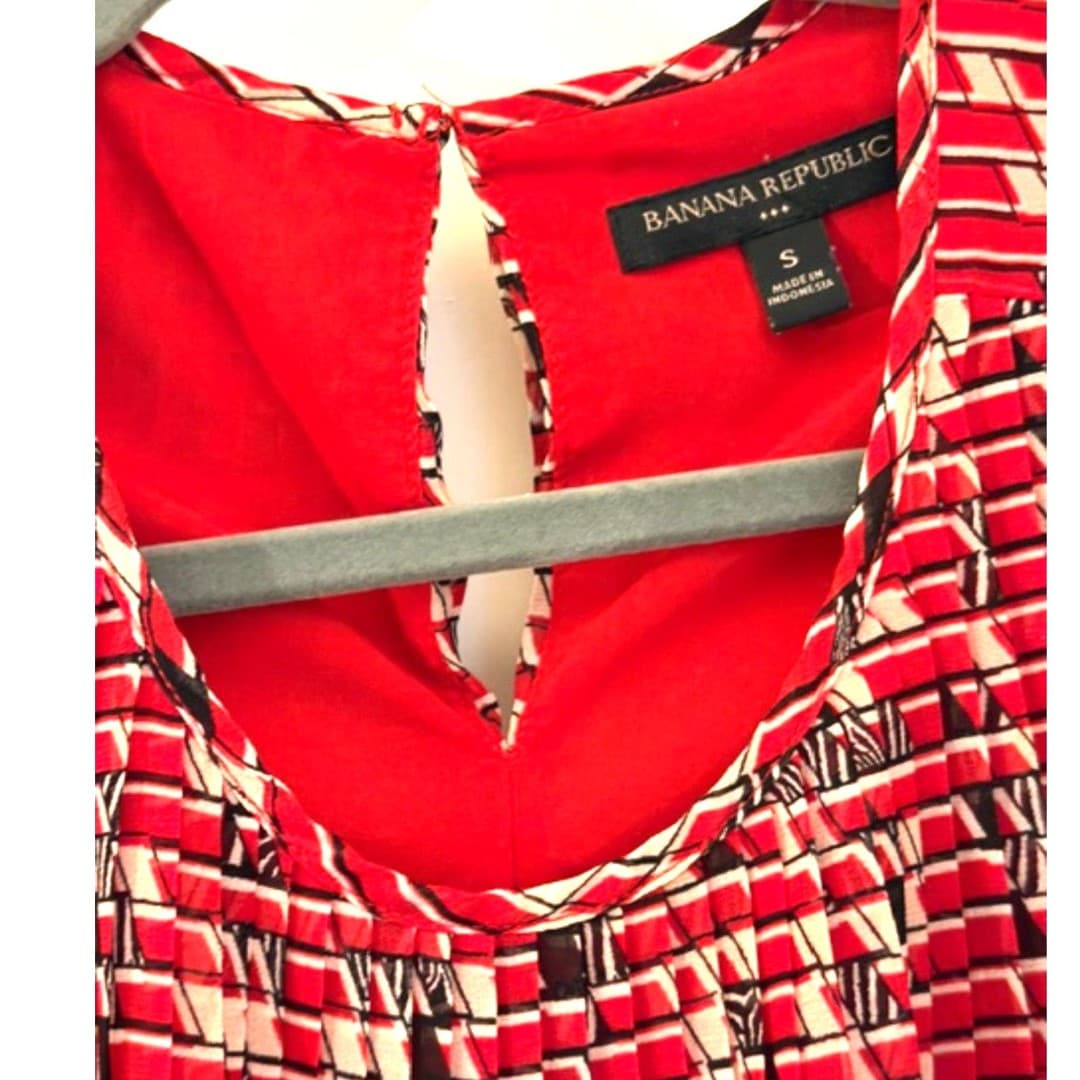 Banana Republic Red Lined Printed Sleeveless Blouse Pleated Flowy Blouse (S) - Thumbnail 6