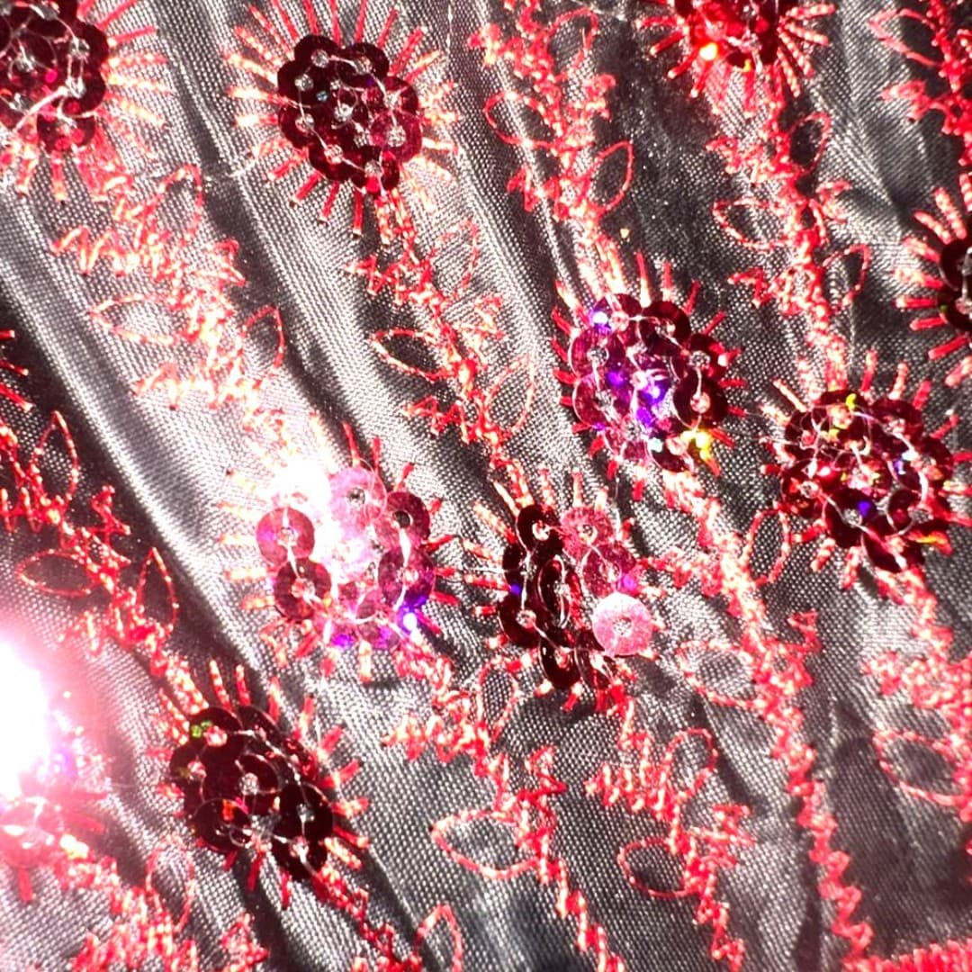 Elegant Black and Red Fan - Thumbnail 3