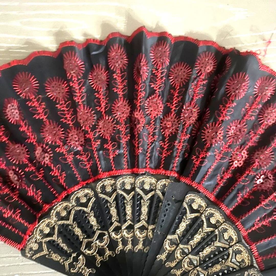 Elegant Black and Red Fan - Thumbnail 4