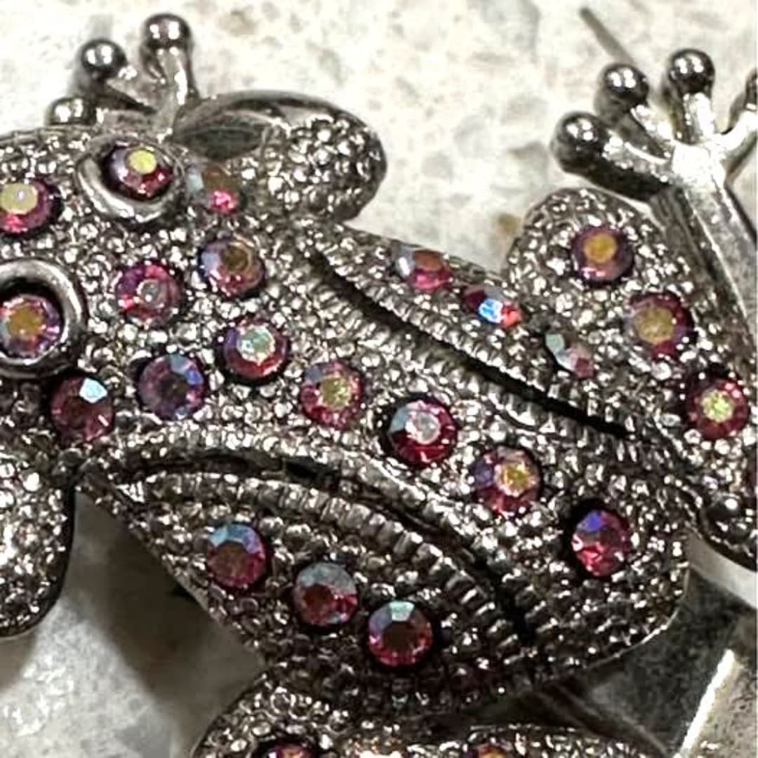 Elegant silver color frog hairpin with sparkling pink gemstones - Thumbnail 5