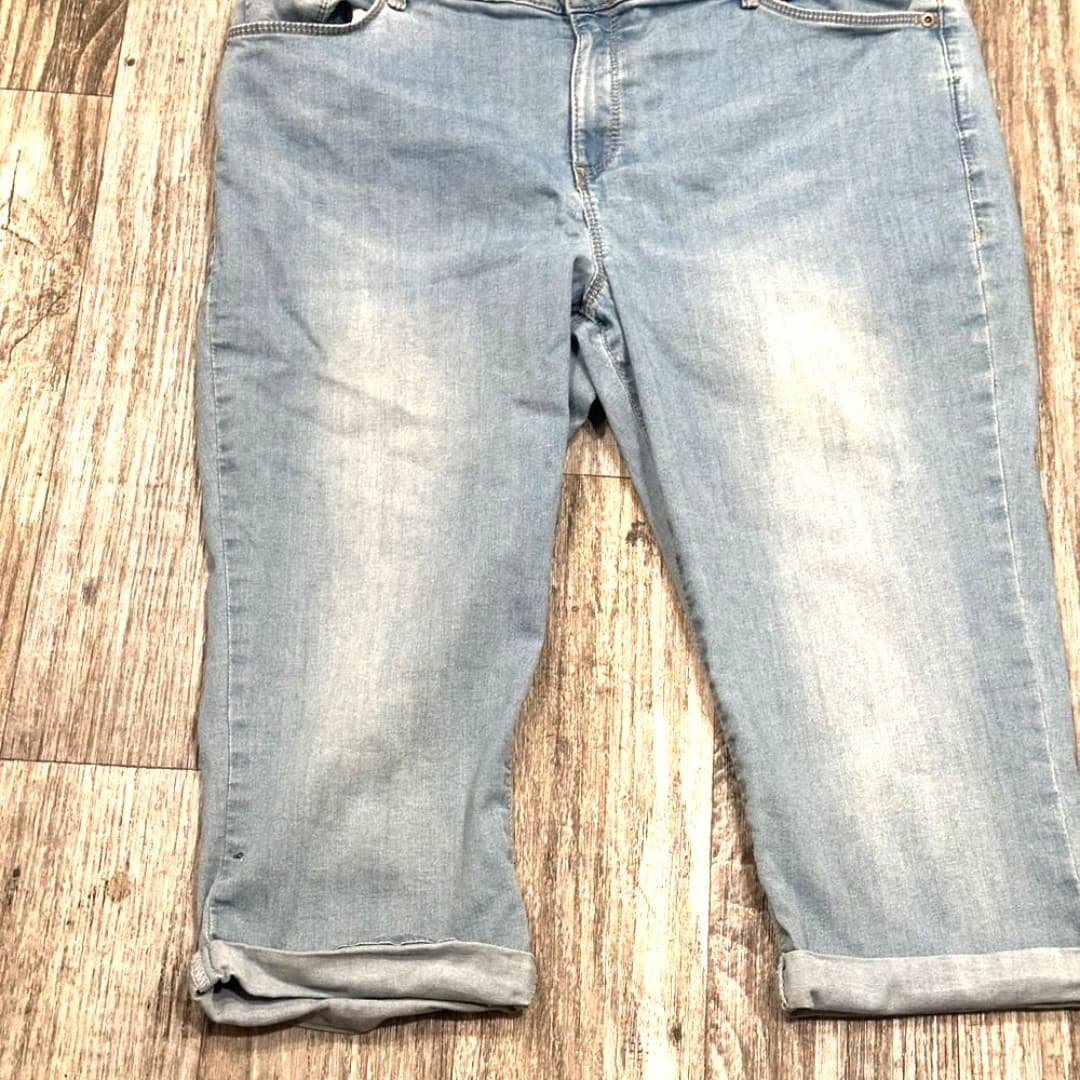 Women's Light Blue Denim Capri Jeans - Image 1