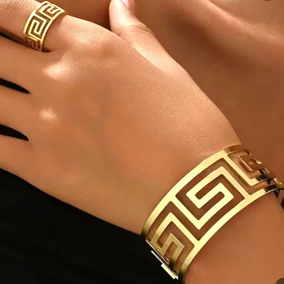 A Set Of Geometric Cut Bracelet And Ring Set - Thumbnail 8