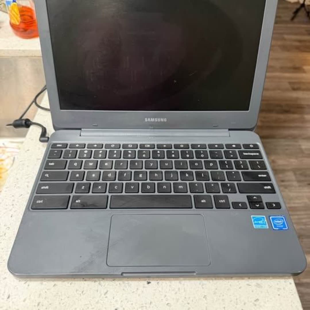 Samsung Chromebook 3 XE500C13-K02US laptop. - Thumbnail 2