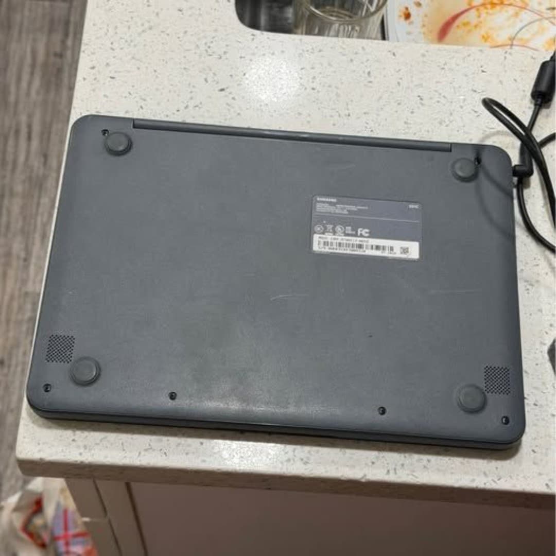 Samsung Chromebook 3 XE500C13-K02US laptop. - Thumbnail 4