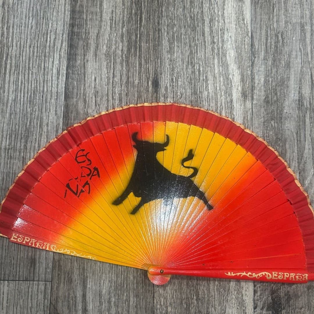 Spanish folding fan (abanico) featuring the iconic Osborne Bull - Thumbnail 8