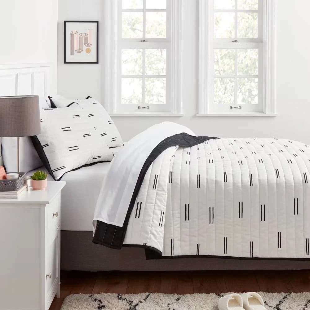 Twin/Twin Extra Long Satin Quilt White/Black - Room Essentials: Midweight - Thumbnail 2