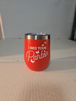 New Dolly Parton Red I BEG YOUR PARTON Wine Tumbler 12oz - Image 1