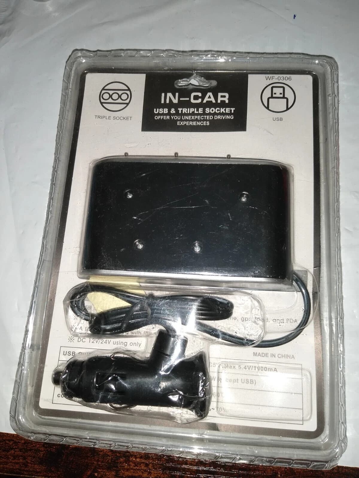 Land's End WF-0306 12/24V Triple Socket Car Outlet Charger, New (USB port) - Thumbnail 2