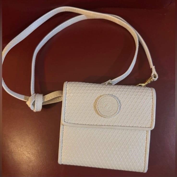 LIZ CLAIBORNE 1983 White Leather Triangle Compact Wallet Velcro Crossbody Bag - Image 1