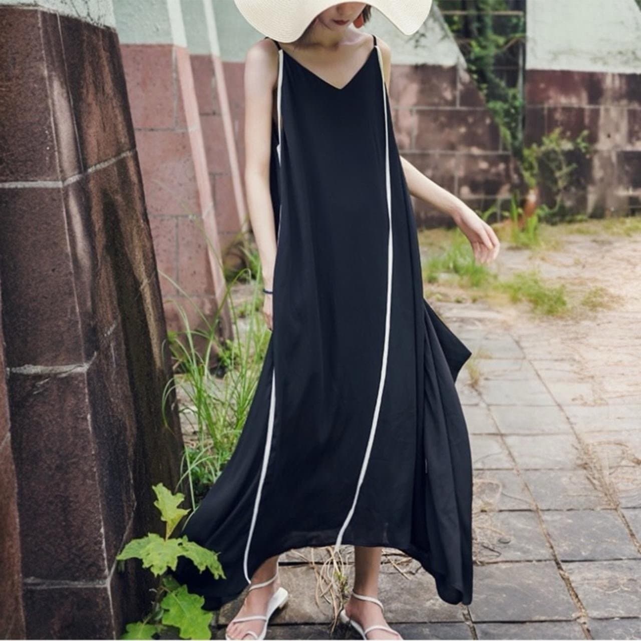 ELISE BLOOM Black & White Double Stripe Asymmetric Pleated Sides Maxi Dress Sz M - Thumbnail 2