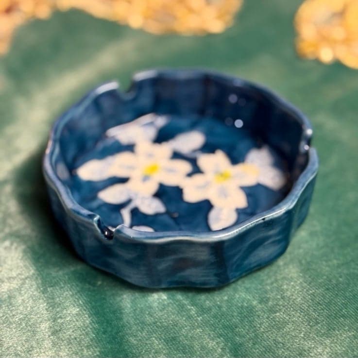 COLIBRI Japan 70’s Blue w/White Flowers Porcelain Ashtray in NEW Condition Rare - Thumbnail 2