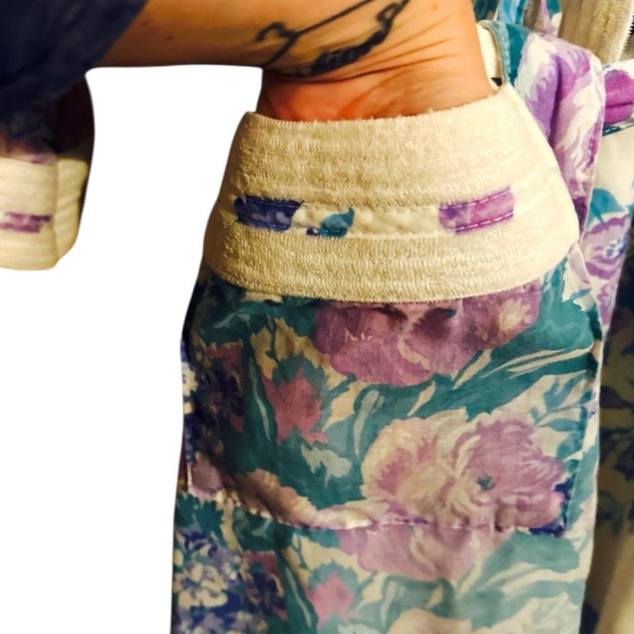 DELICATES 80’s White Purple & Blue Florals w/Terrycloth Accents Robe House Coat - Thumbnail 3