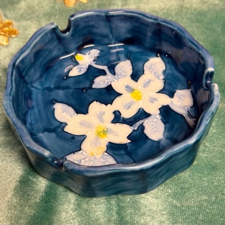 COLIBRI Japan 70’s Blue w/White Flowers Porcelain Ashtray in NEW Condition Rare - Thumbnail 3