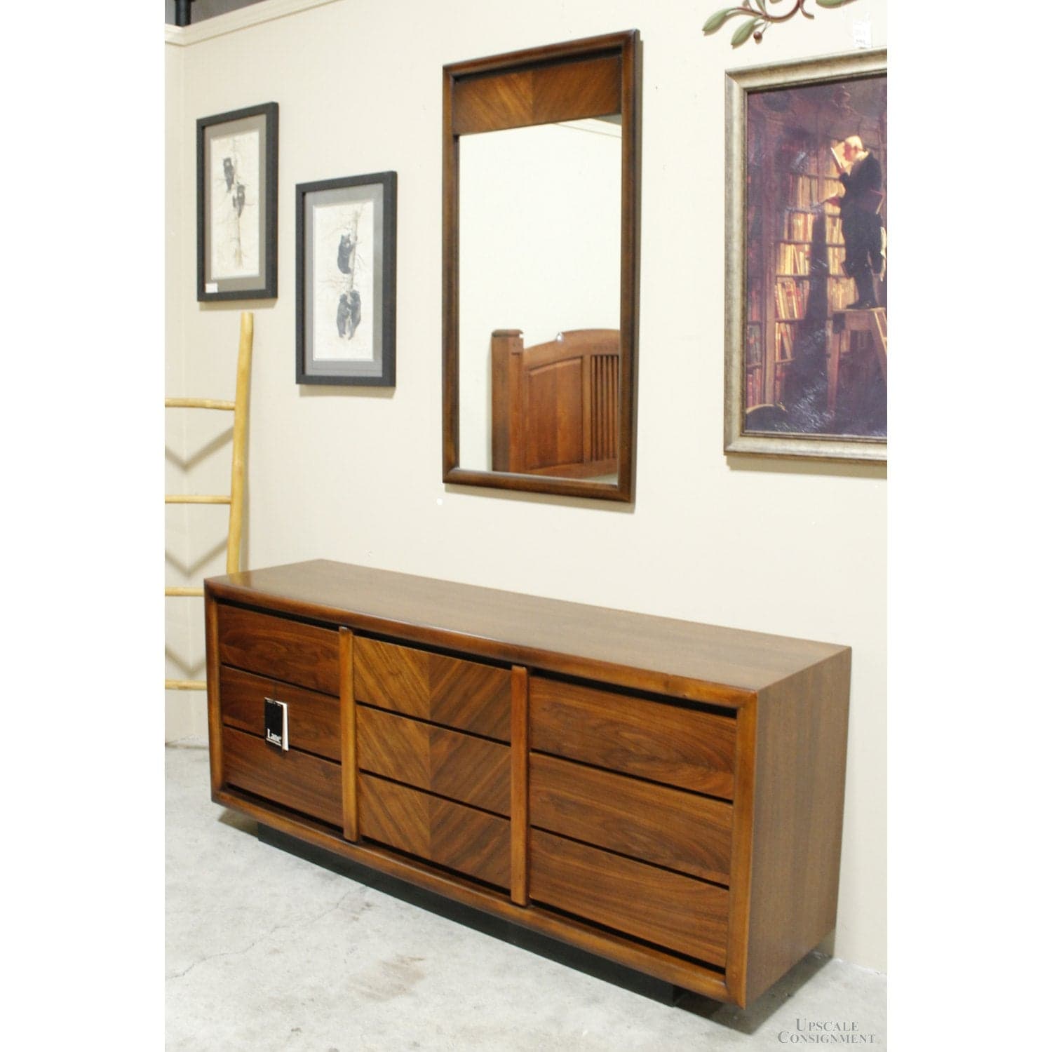 Lane Mid-Century Walnut Dresser w/Mirror - Thumbnail 4