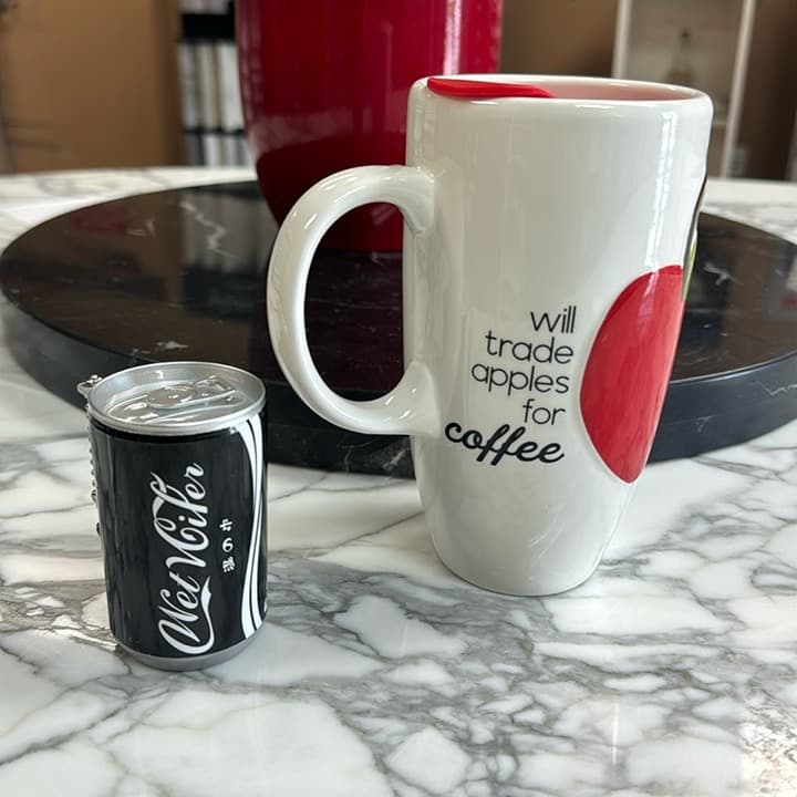 Mudpie Mug with lid 24 oz. + gift