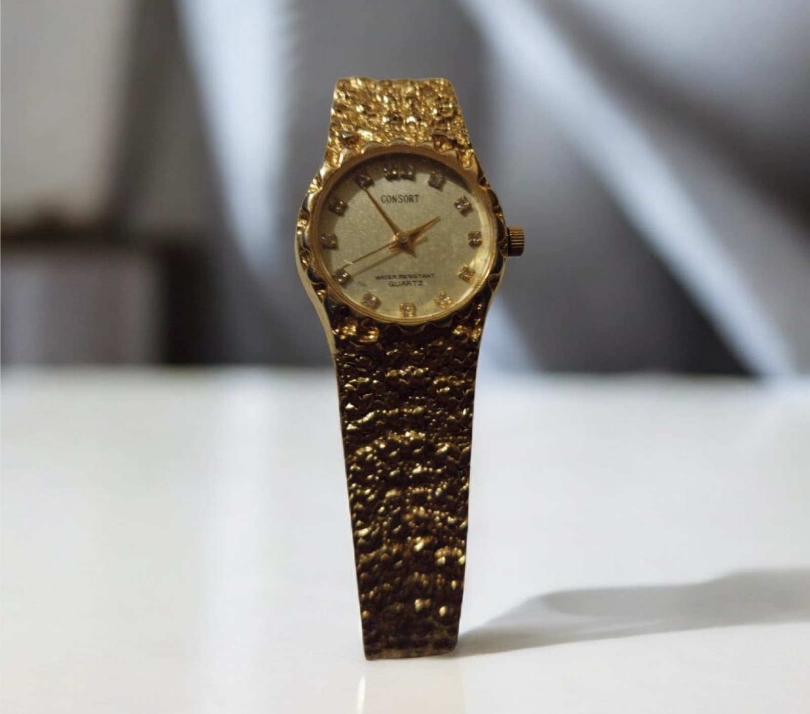 Vintage Quartz Gold Tone Nugget Womans Watch V-121 - Image 1