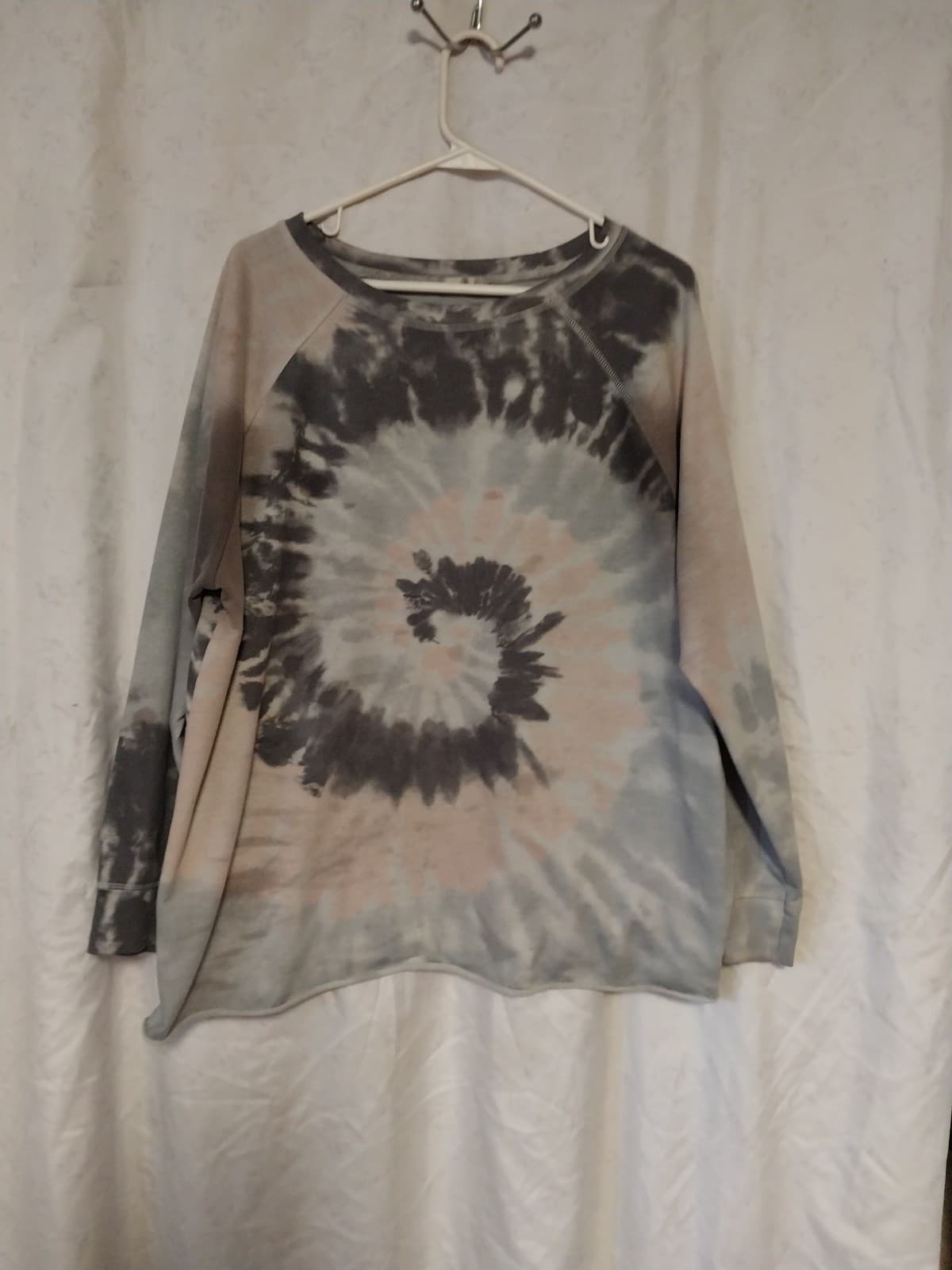 Ouŕs Tie-Dye Split-Hem Crew Neck Sweatshirt - Image 1
