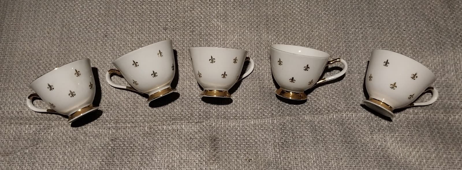 5 Teacups. "Fleur De Lis" teacups - Image 1