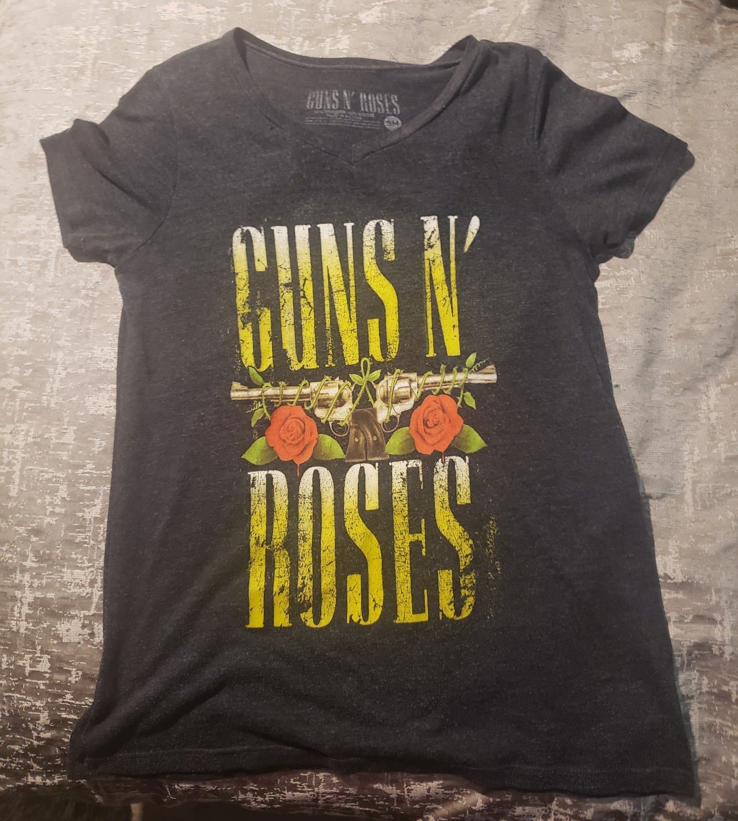 Guns N' Roses shirt, size s/m - Image 1