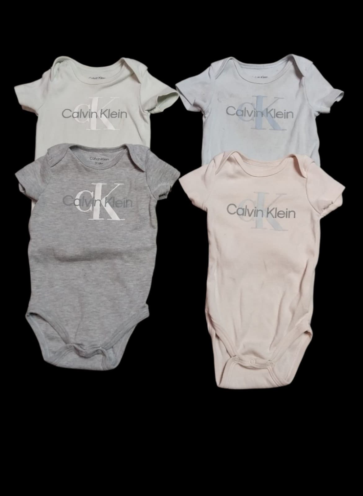 Calvin Klein Infants 4-Pack Bodysuit. Size 3/6 Months - Image 1