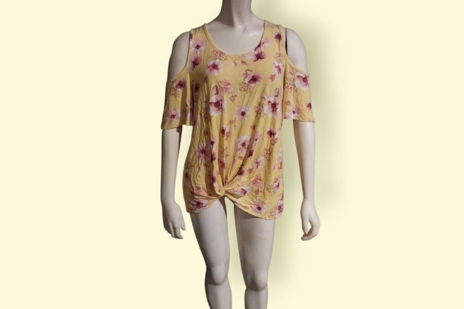 Acting Pro, cold shoulder top. Size Medium - Image 1