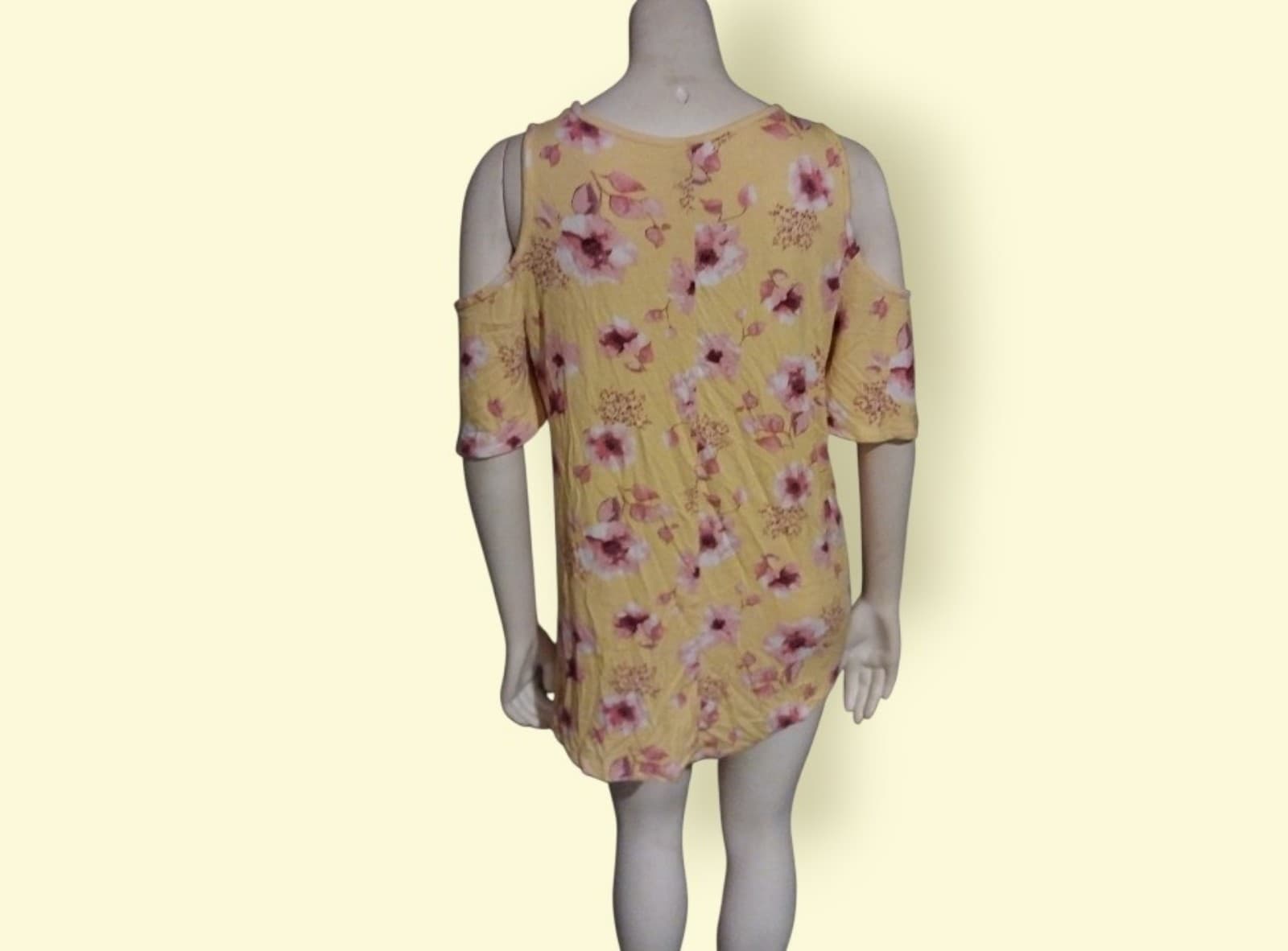 Acting Pro, cold shoulder top. Size Medium - Thumbnail 2