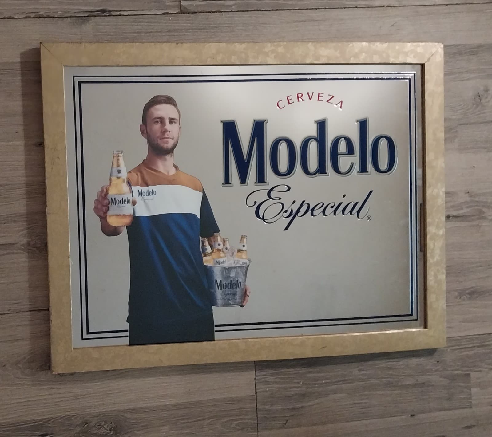 A RARE CERVEZA MODELO ESPECIAL BEER SOCCER PLAYER FRAMED MIRROR SIGN. 21"x27"x1" - Image 1