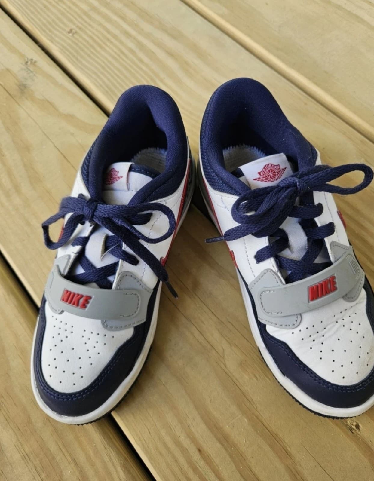 Nike Air Jordan Youth Legacy 312 Low Sneaker White/Red/Navy Size Boys 4.5Y - Thumbnail 2