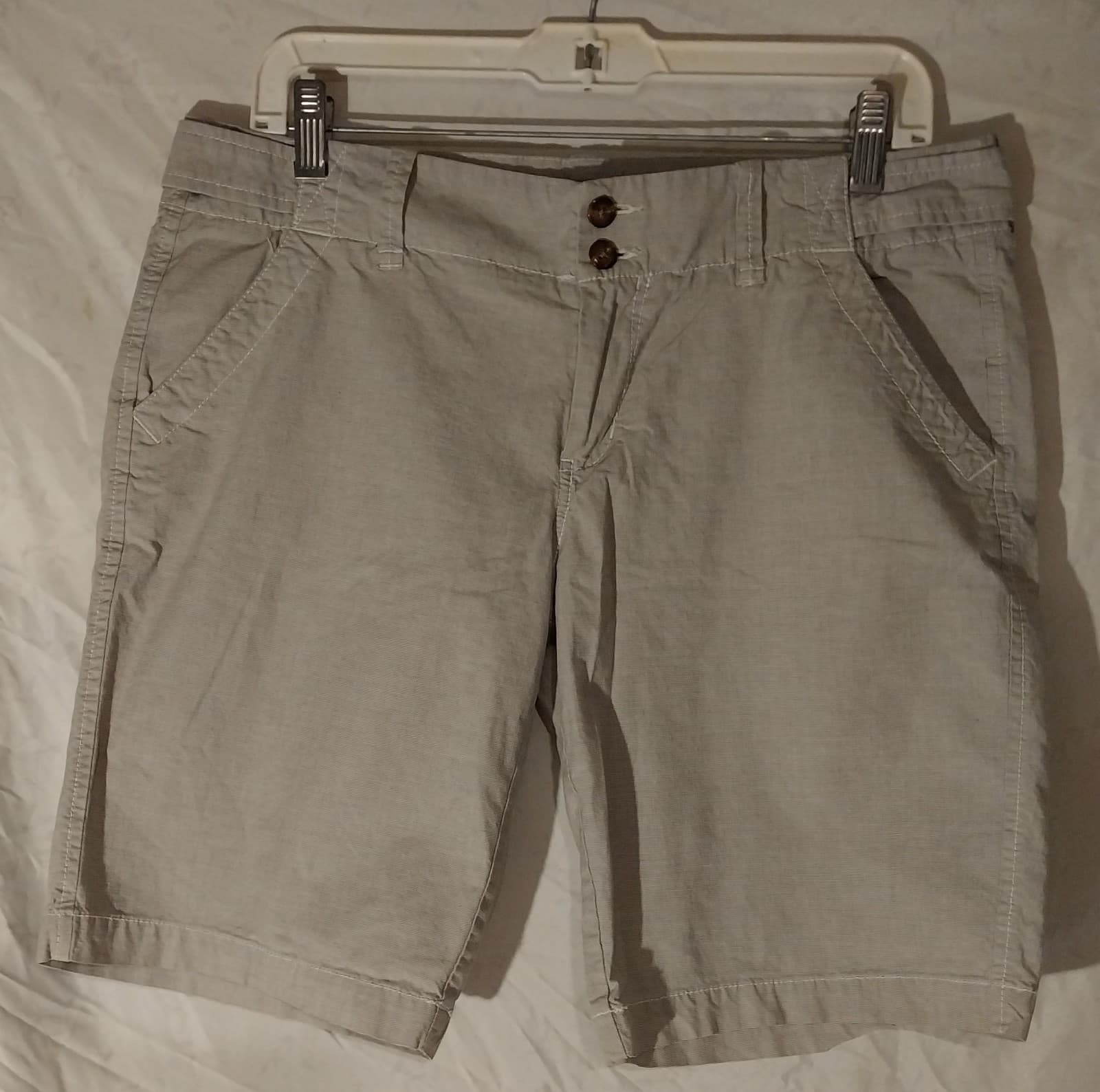 Old Navy Women's Beige Shorts. Size 10 - Image 1