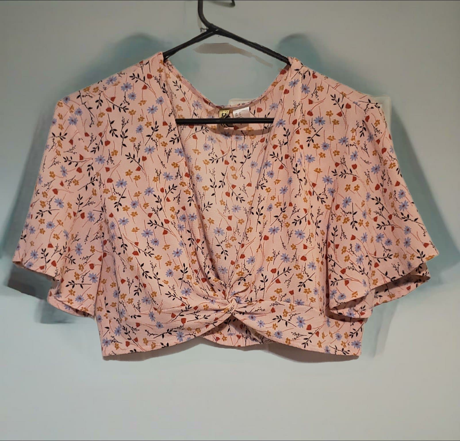 Divided Pink mini floral Short Sleeve V Neck Crop top Size 8 - Image 1