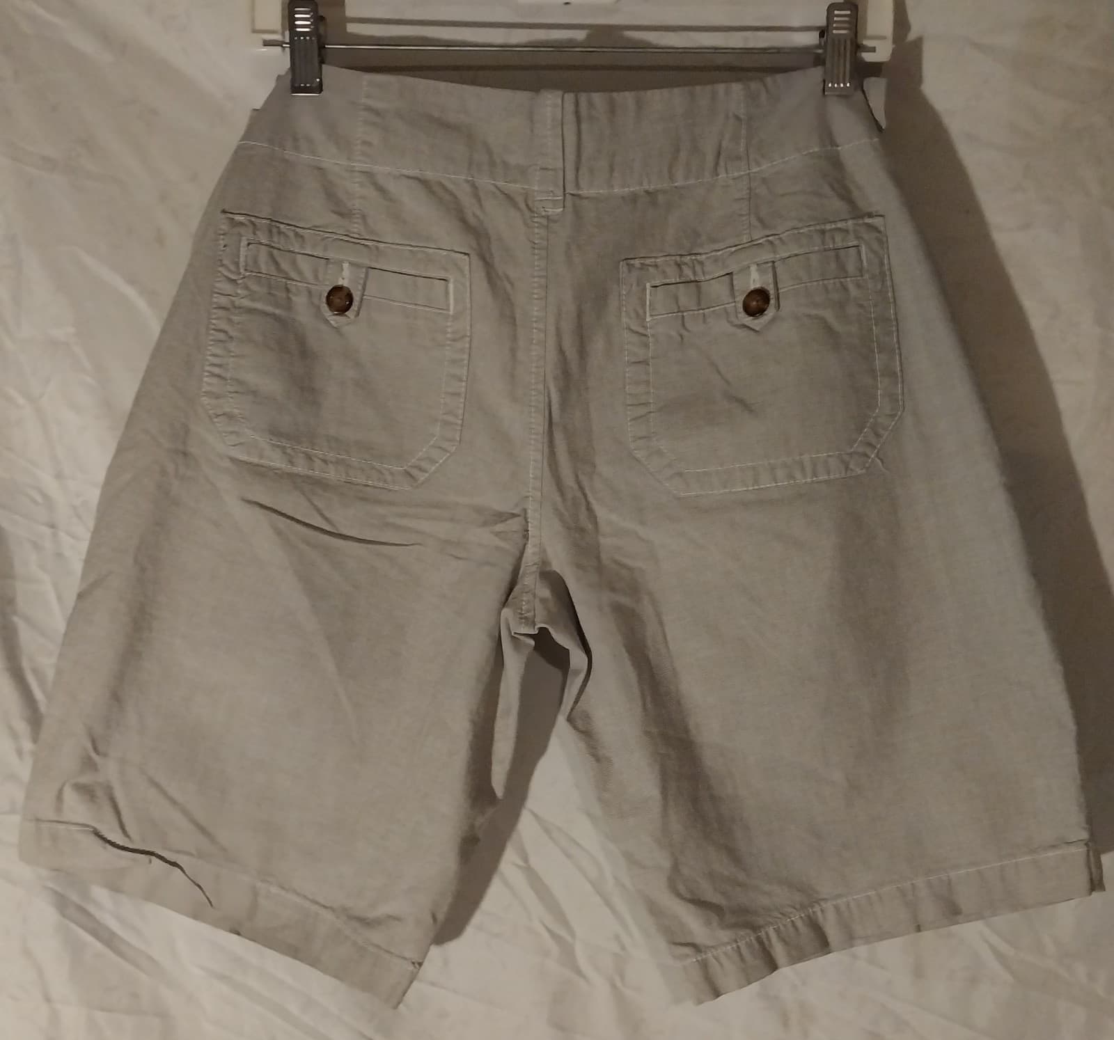 Old Navy Women's Beige Shorts. Size 10 - Thumbnail 2