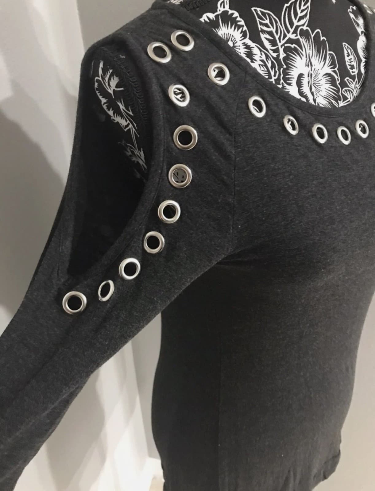 Belldini Gray Cold Shoulder Blouse Shirt Silver Rivets 3/4 Sleeve Size Small - Thumbnail 3