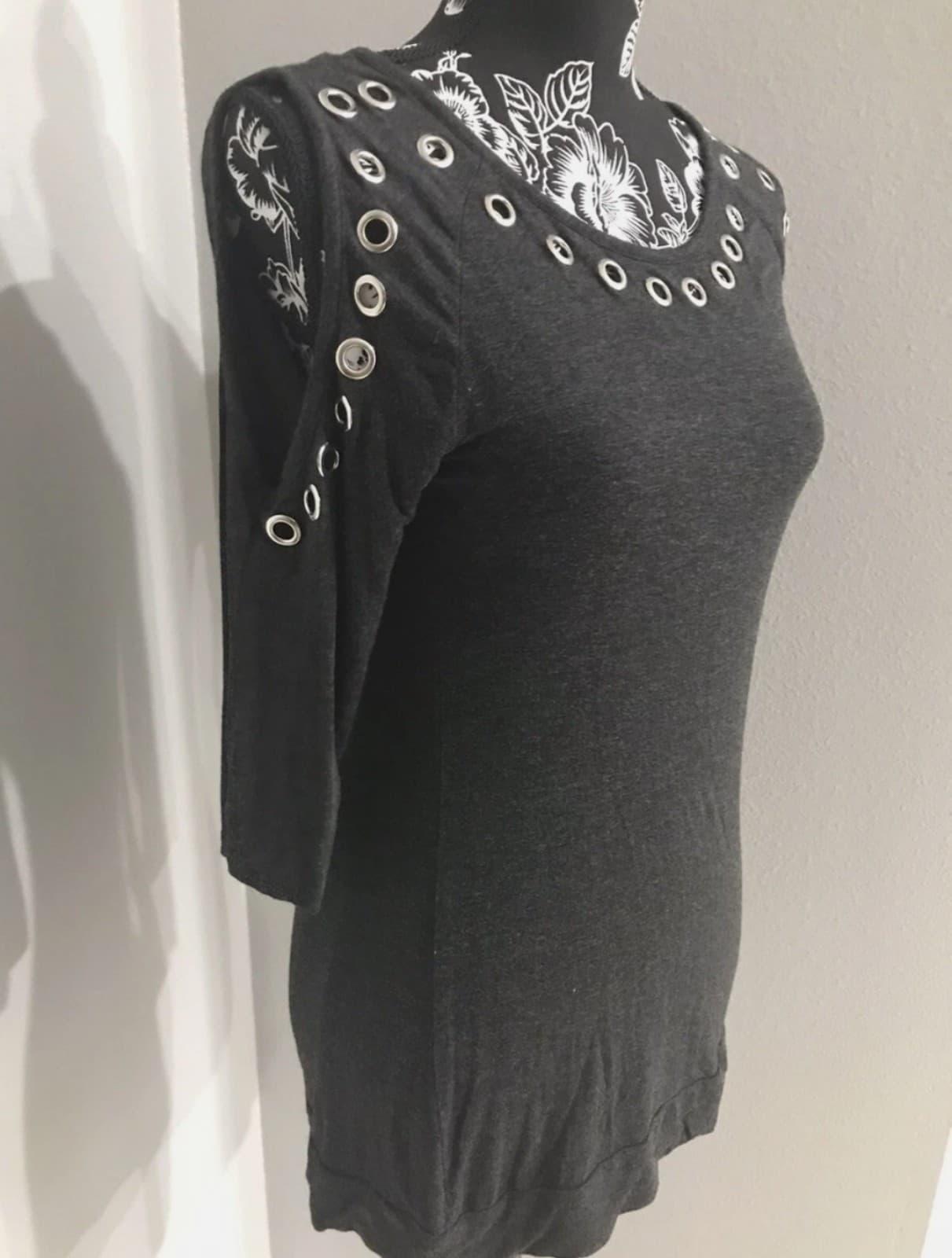 Belldini Gray Cold Shoulder Blouse Shirt Silver Rivets 3/4 Sleeve Size Small - Thumbnail 4